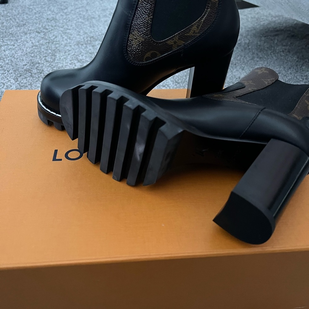 Stylish Black Leather Ankle Boots - Picture 2 of 2